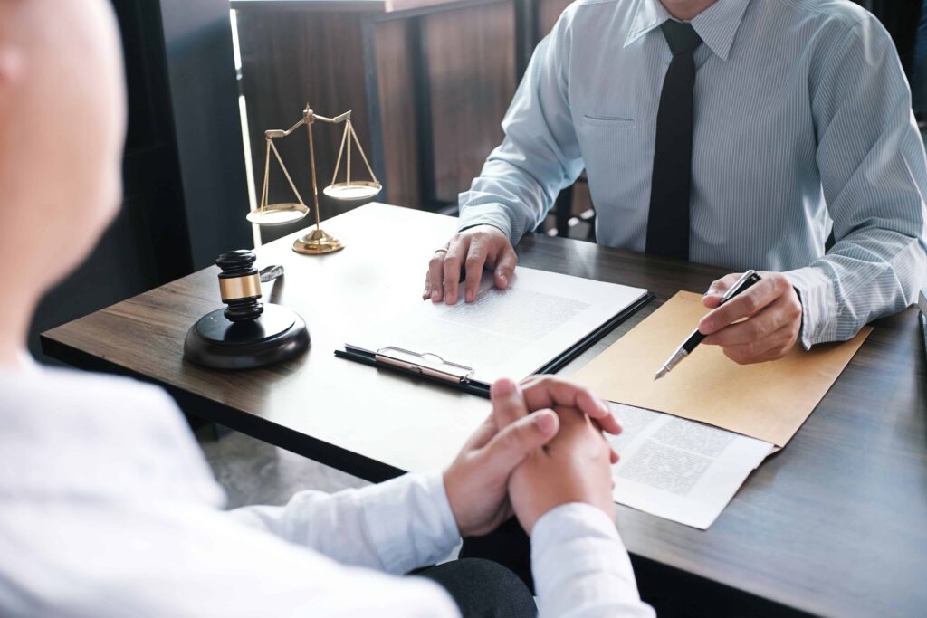 Échange de conseils autour d’un dossier