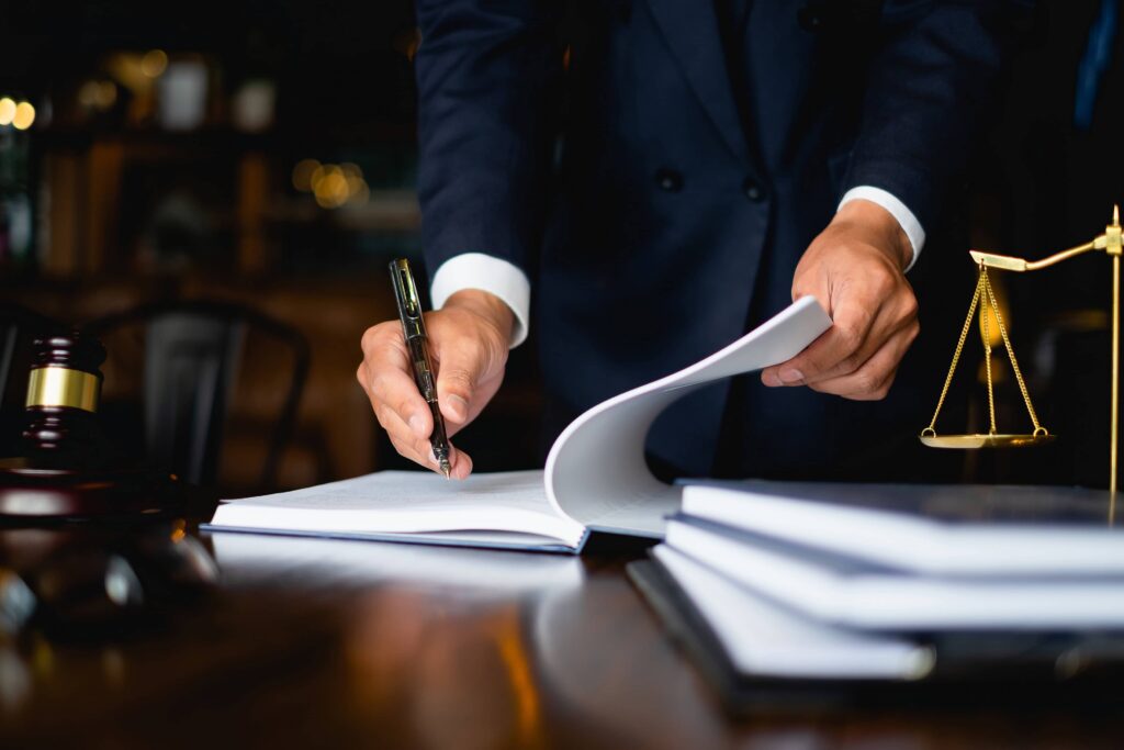 Avocat signant un acte juridique