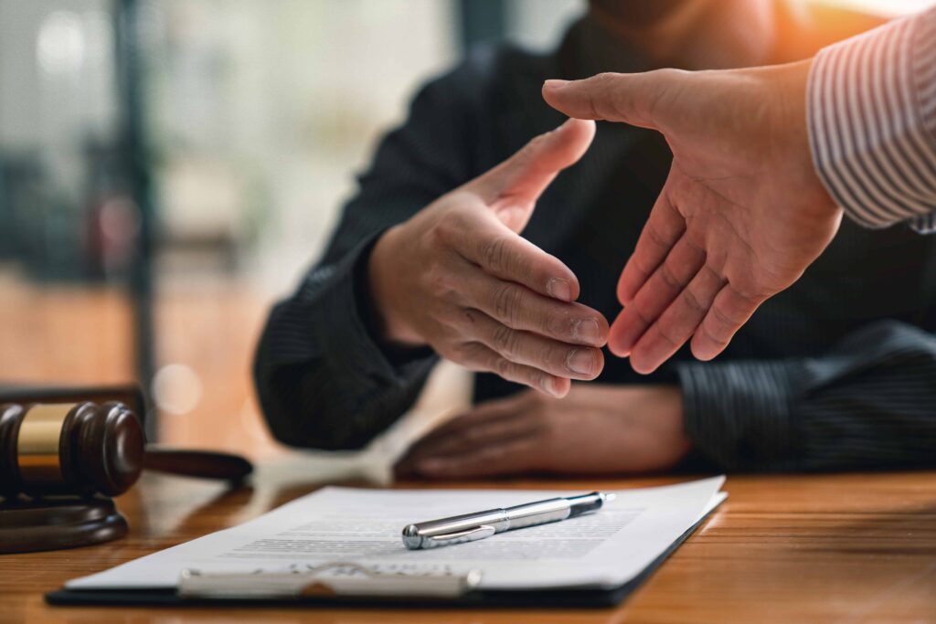 Poignée de main entre un avocat et son client