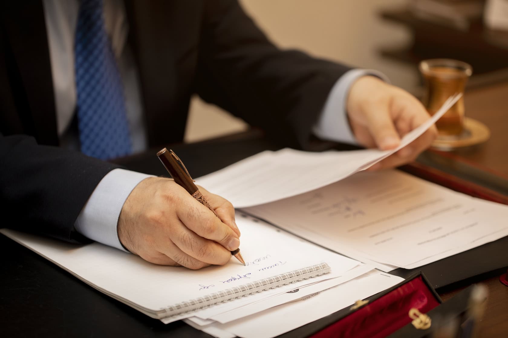 homme-d-affaires-signant-des-documents-contractuels-importants (1) Un devis signé sinon rien !